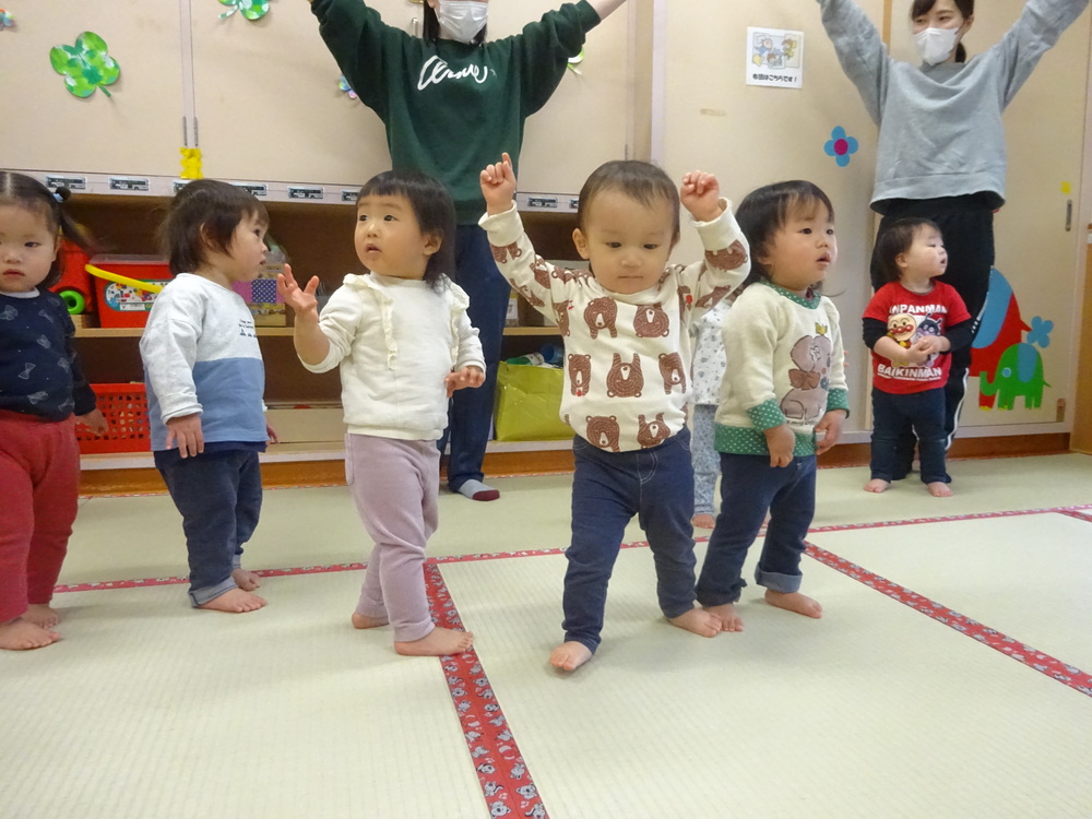 ダンスをするいちご組の子ども