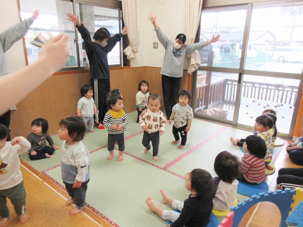 踊りを見ている子どもたち