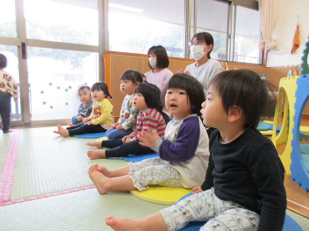 踊りを見ている子どもたち