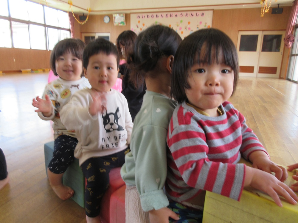 遊戯室で遊ぶ様子 