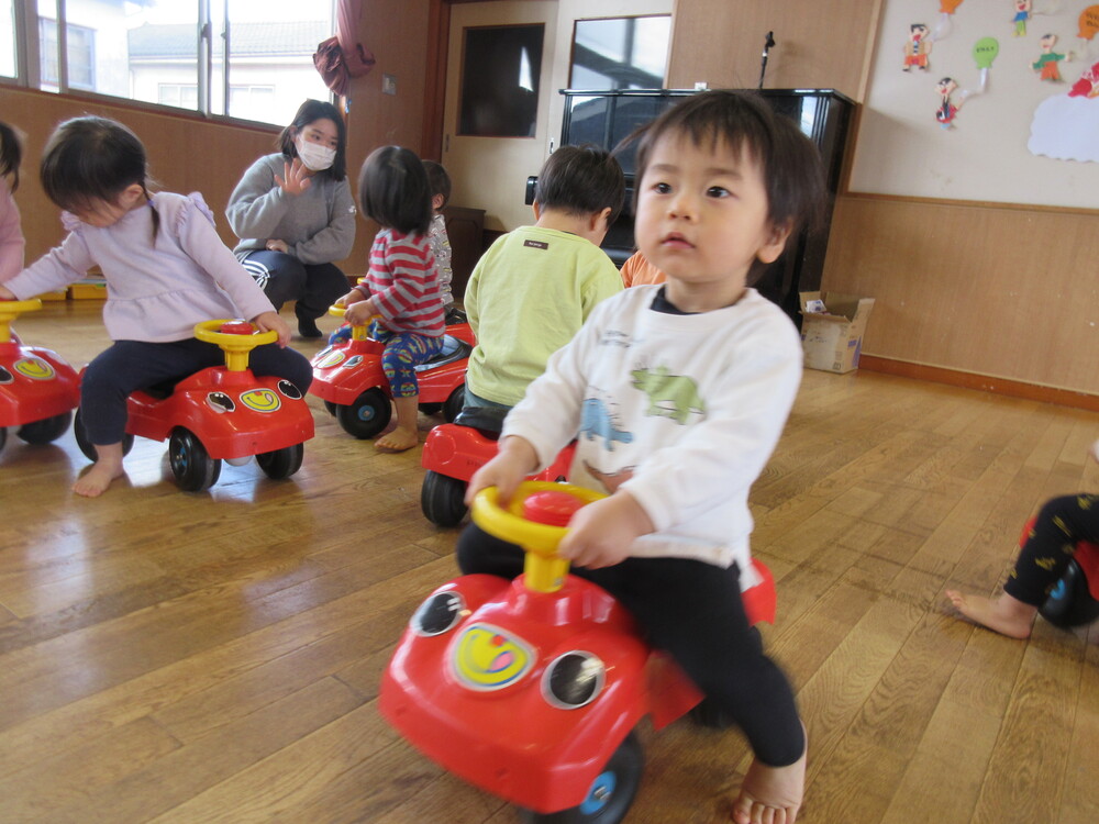 遊戯室で遊ぶ様子