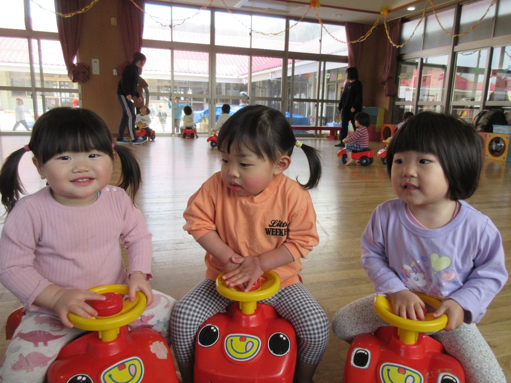 遊戯室で遊ぶ様子