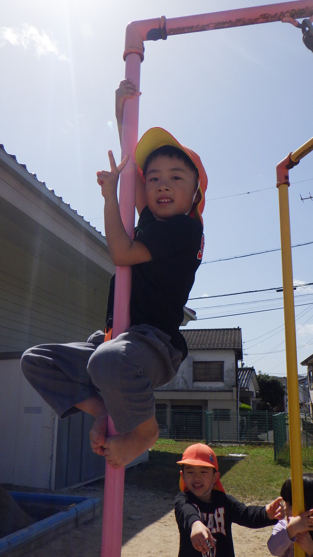 園庭で遊ぶ様子