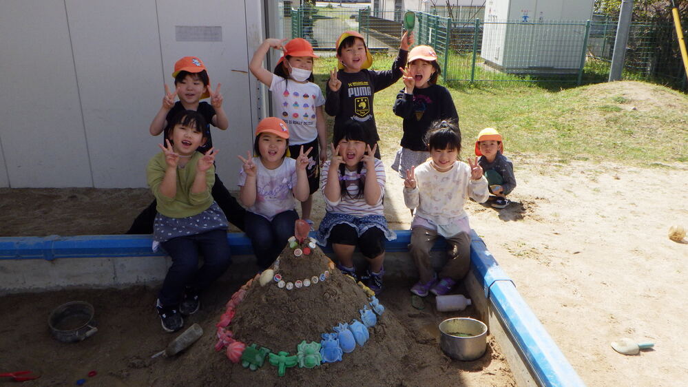 園庭で遊ぶ様子