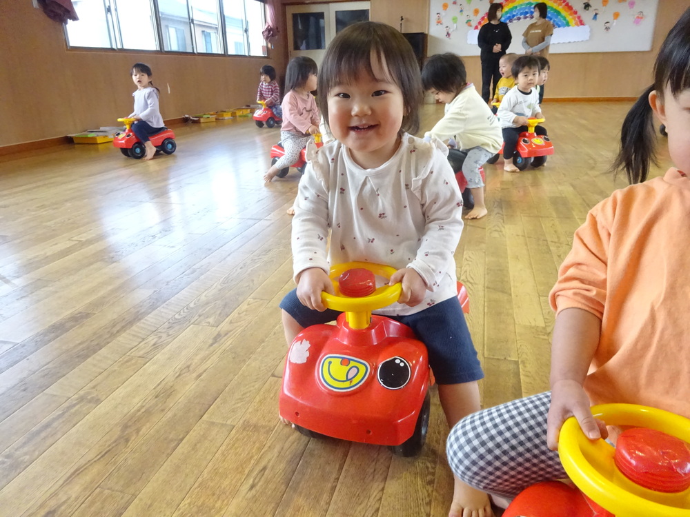 遊戯室で遊ぶ子ども (2)