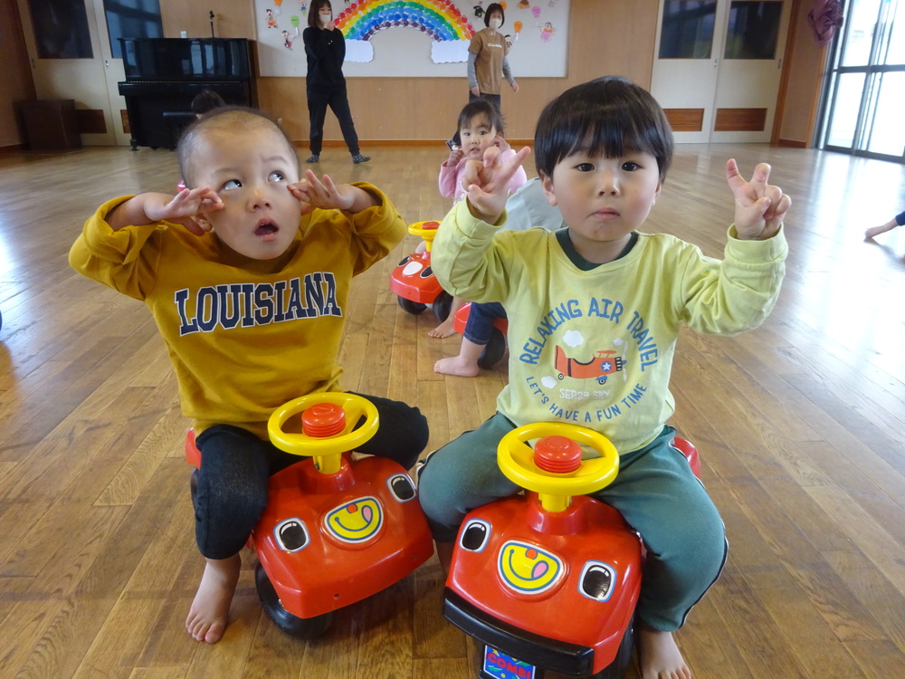 遊戯室で遊ぶ子ども (7)