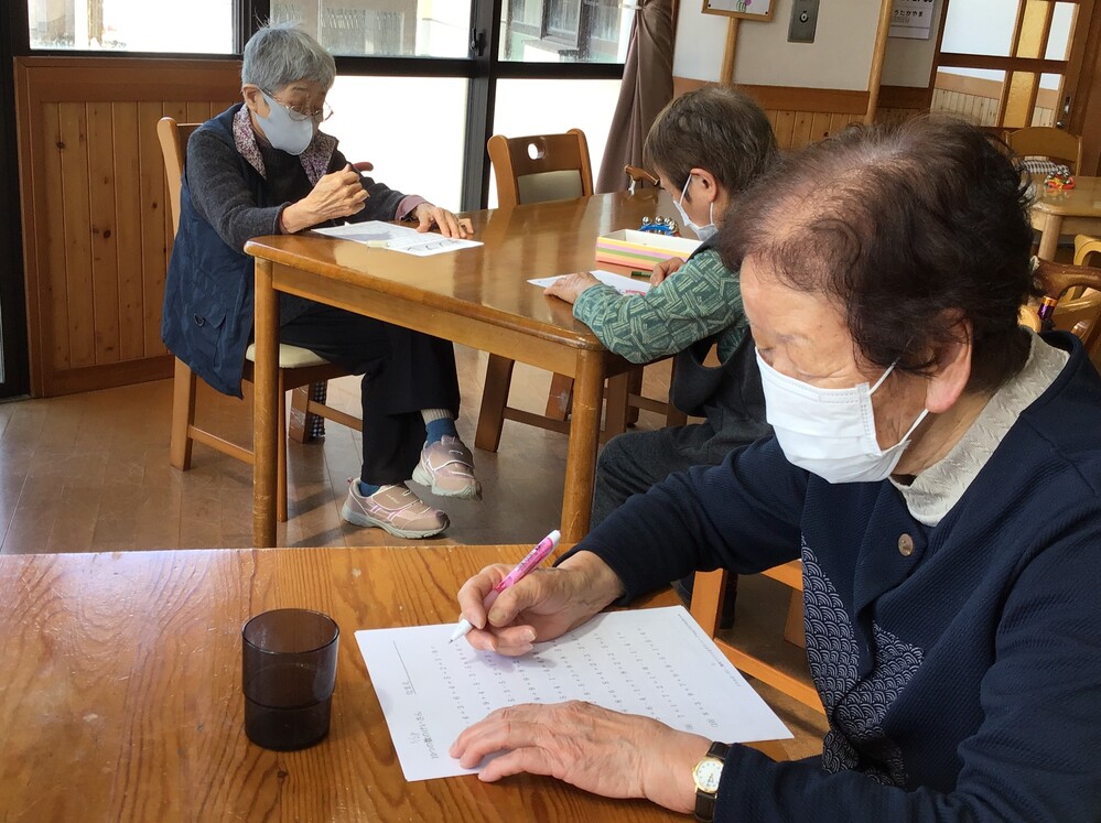 脳トレや色塗りの様子