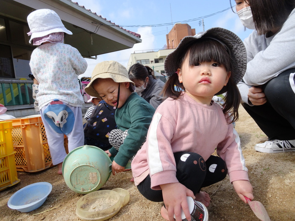 園庭でで遊ぶ子ども(2)