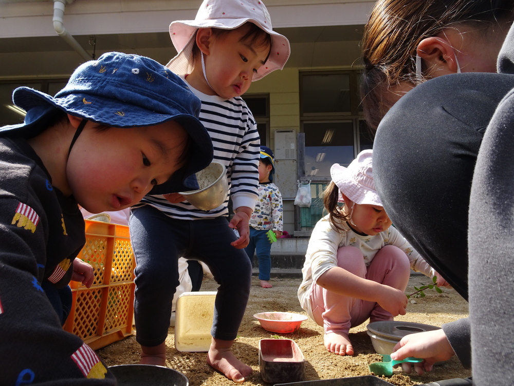 園庭でで遊ぶ子ども(4)