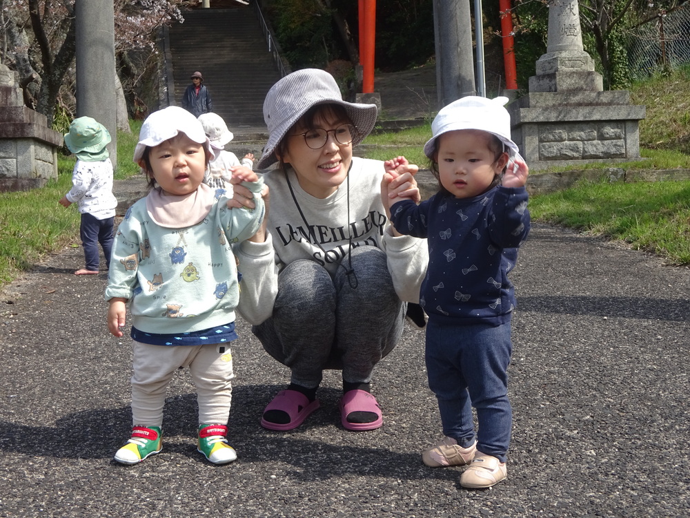 カメラに向かって手を振る子どもたち