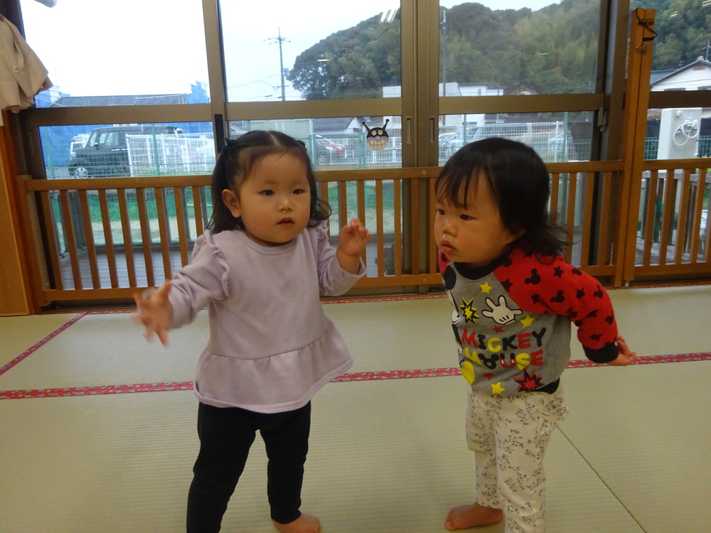ダンスを踊る子どもたち