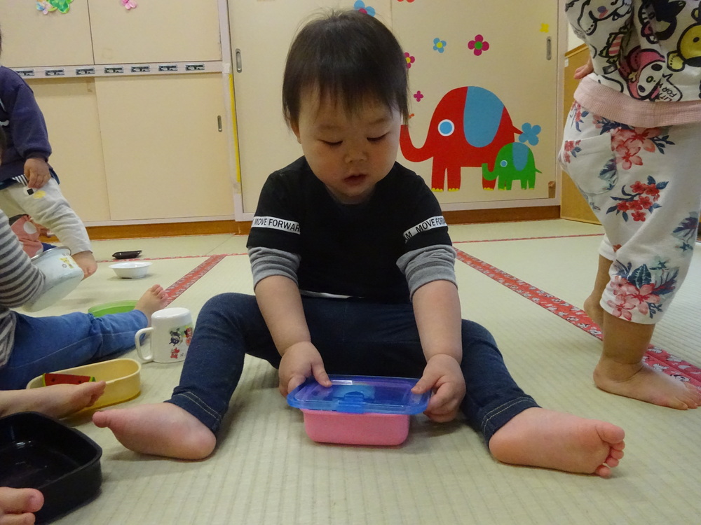 おままごとをしておままごとをして遊ぶ子ども