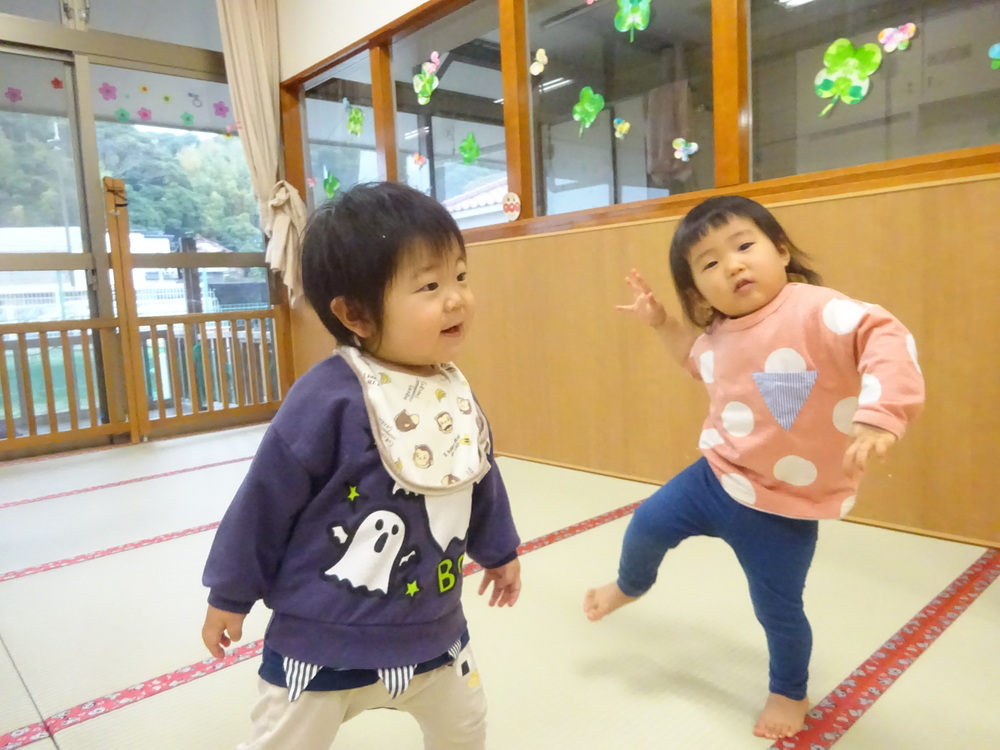 ダンスを踊る子どもたち