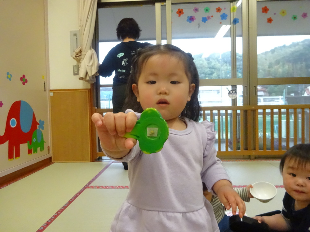 おままごとをして遊ぶ子ども