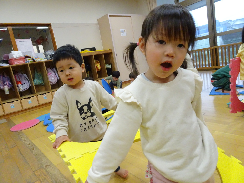 プラポイントで遊ぶ子ども (1)