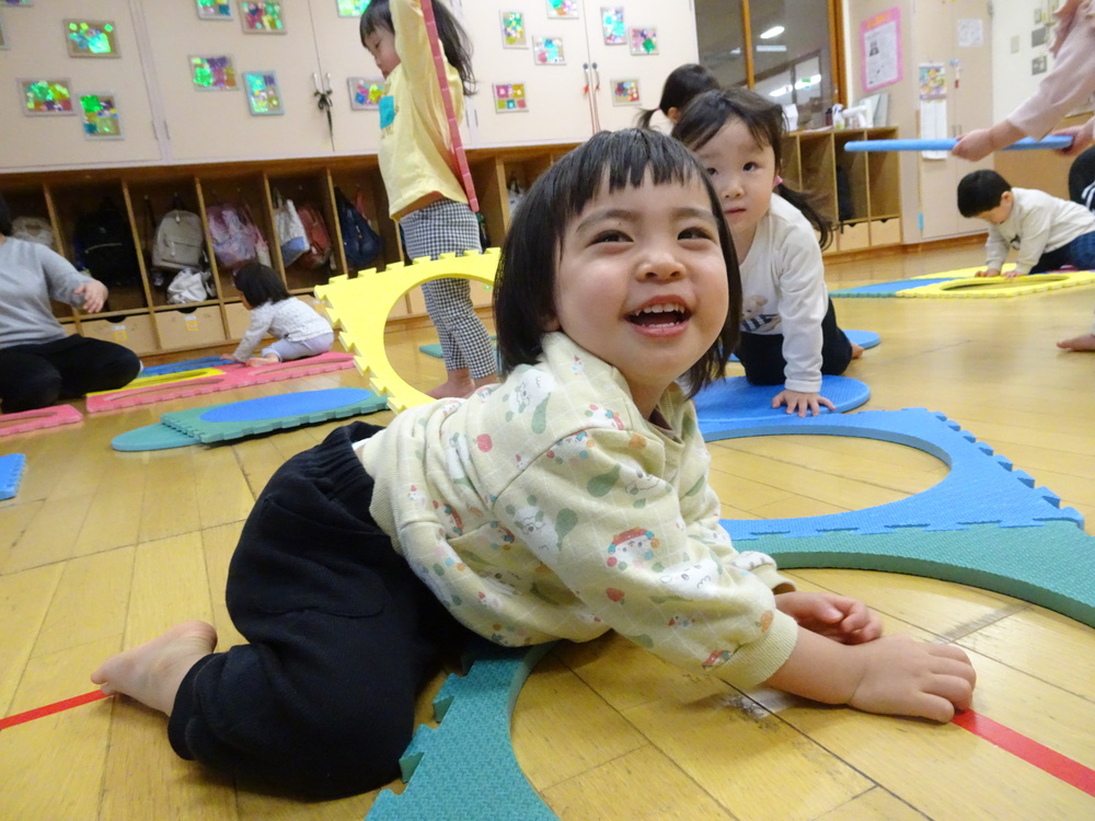 プラポイントで遊ぶ子ども (3)