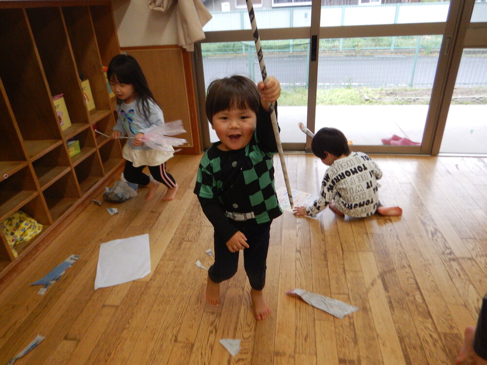 新聞紙遊びをしている子ども (1)