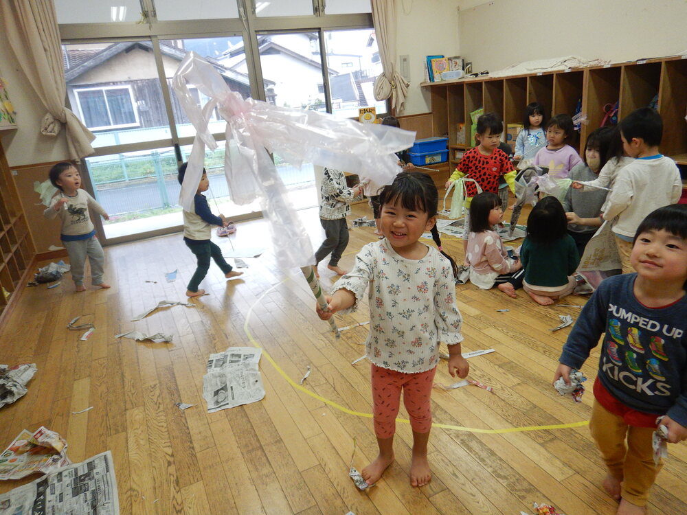 新聞紙遊びをしている子ども (3)