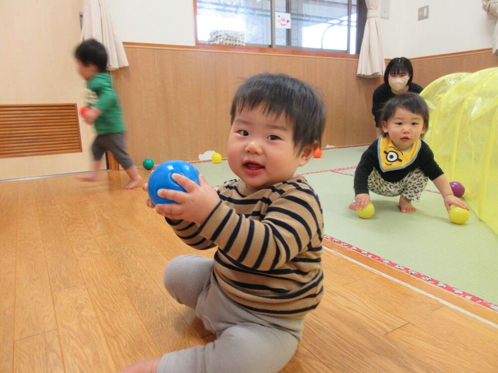 カラーボールで遊んでいる様子