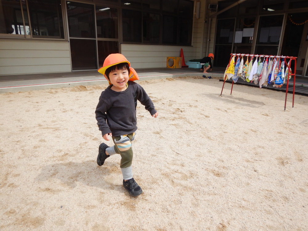 園庭を走る子ども