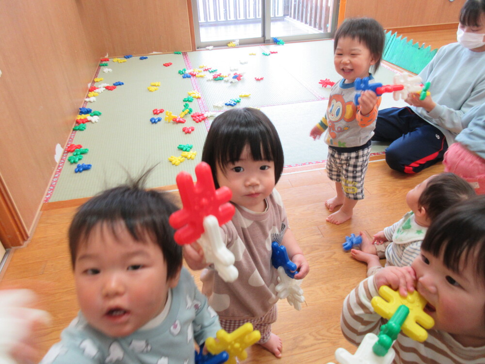 うさぎブロックで遊んでいる様子