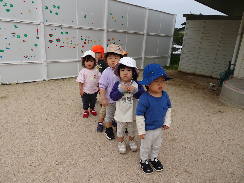 幼児園庭で遊んでいる様子 (1)