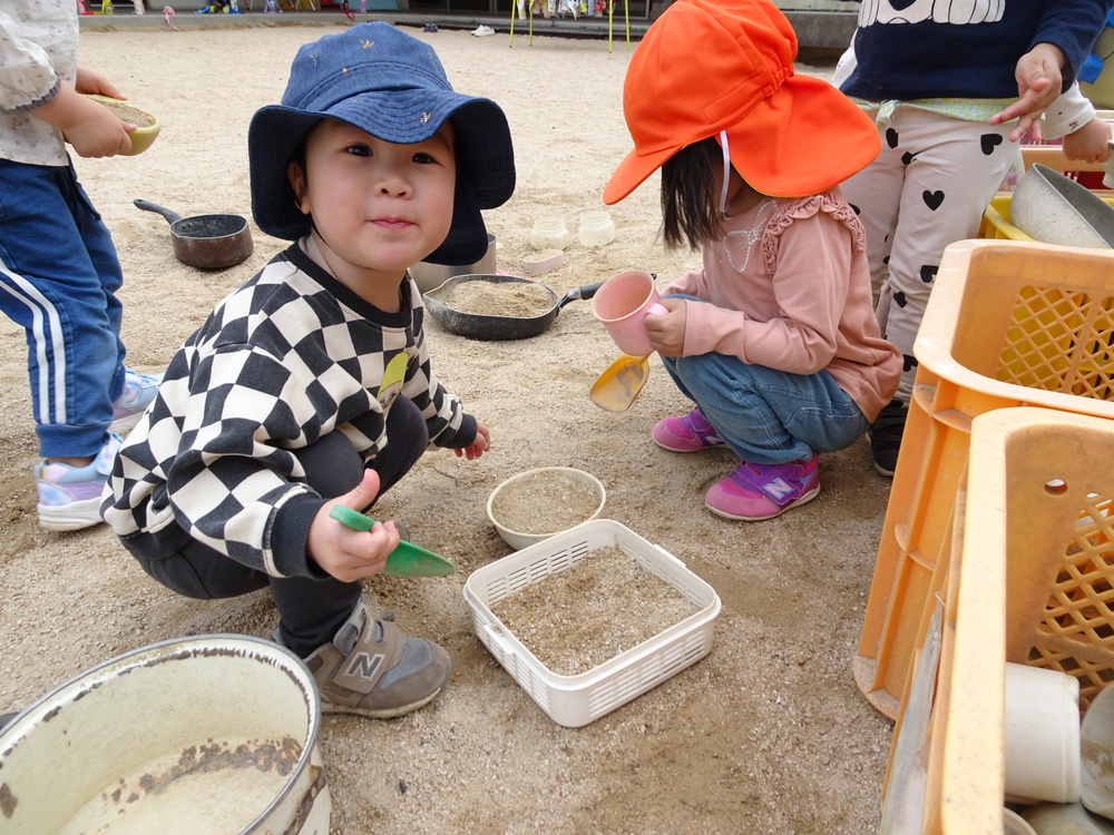 園庭で遊んでいる