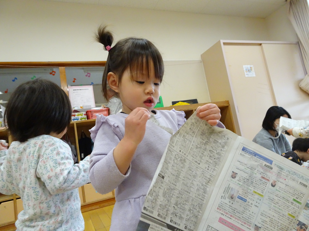 新聞紙で遊ぶ子ども (2)