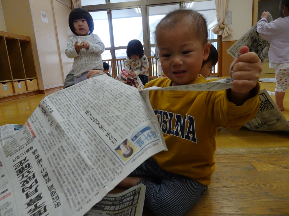 新聞紙で遊ぶ子ども (3)