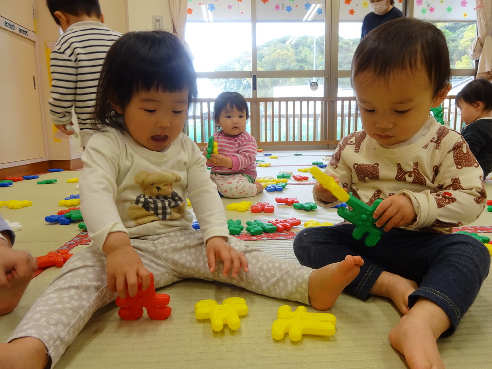 うさぎブロックで遊ぶ子ども (6)