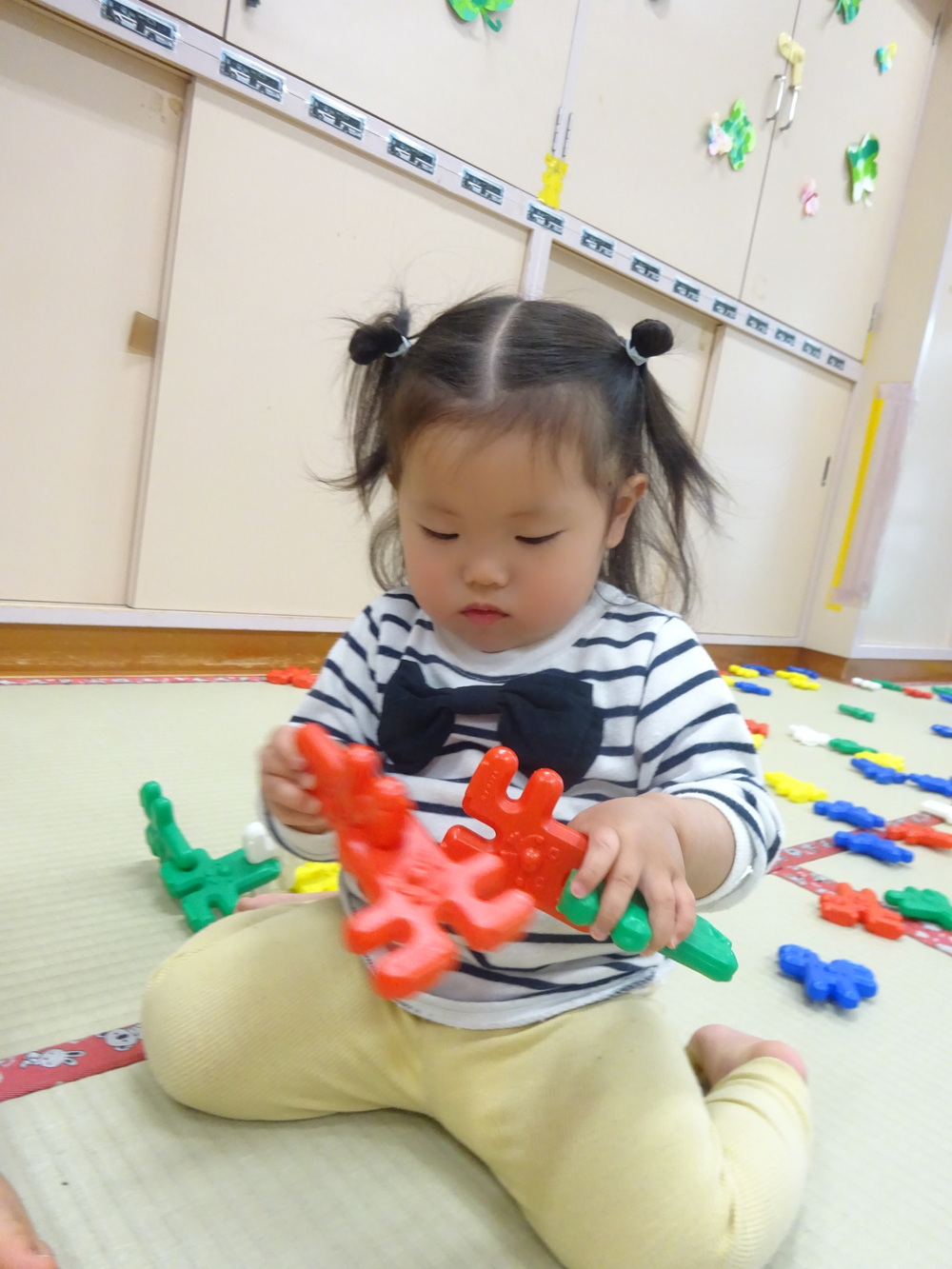 うさぎブロックで遊ぶ子ども (3)