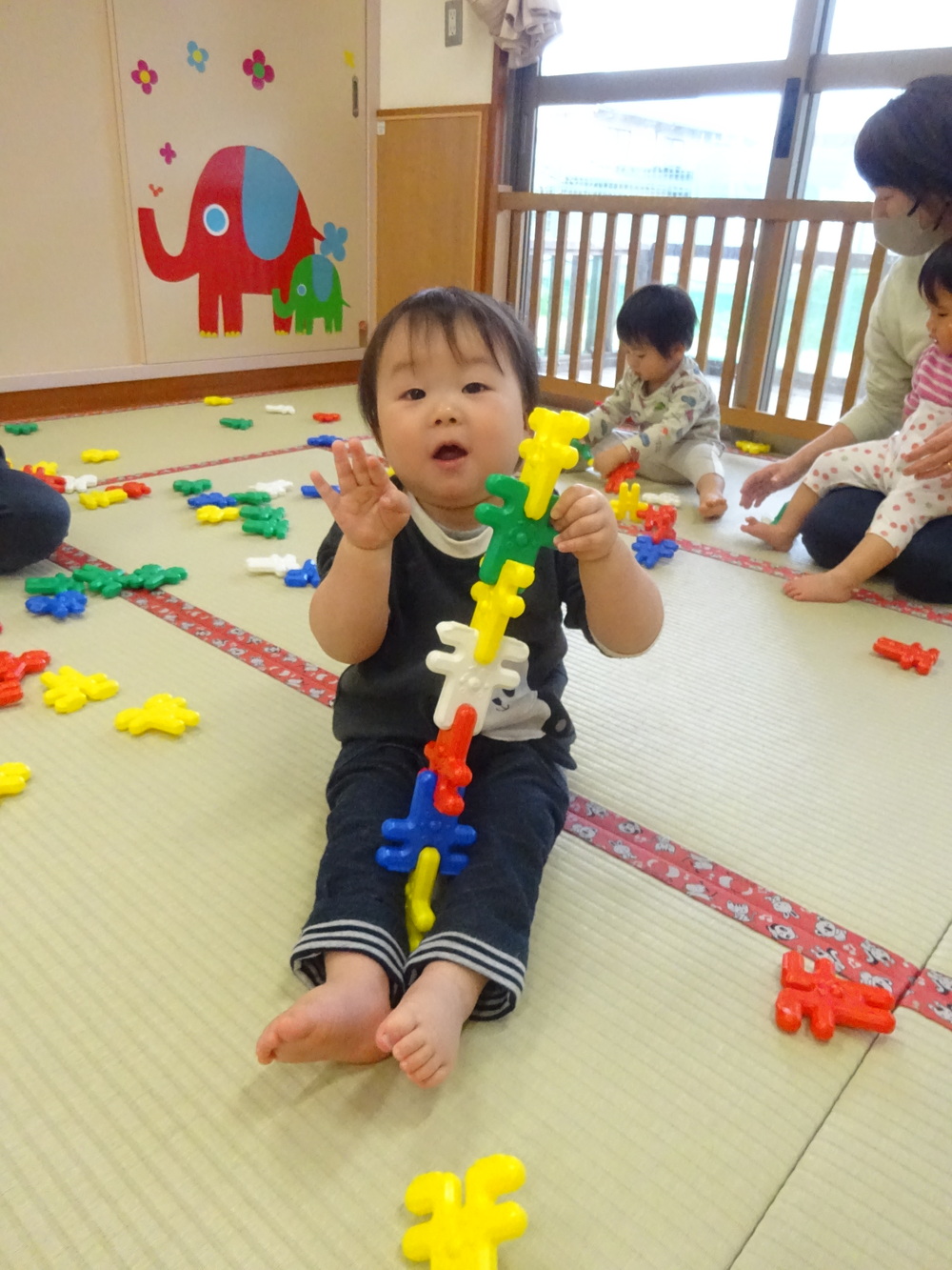 うさぎブロックで遊ぶ子ども (1)