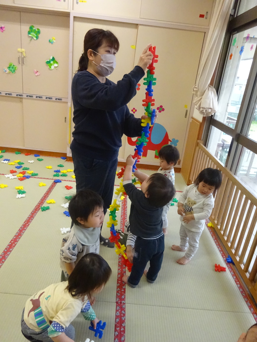 うさぎブロックで遊ぶ子ども (7)