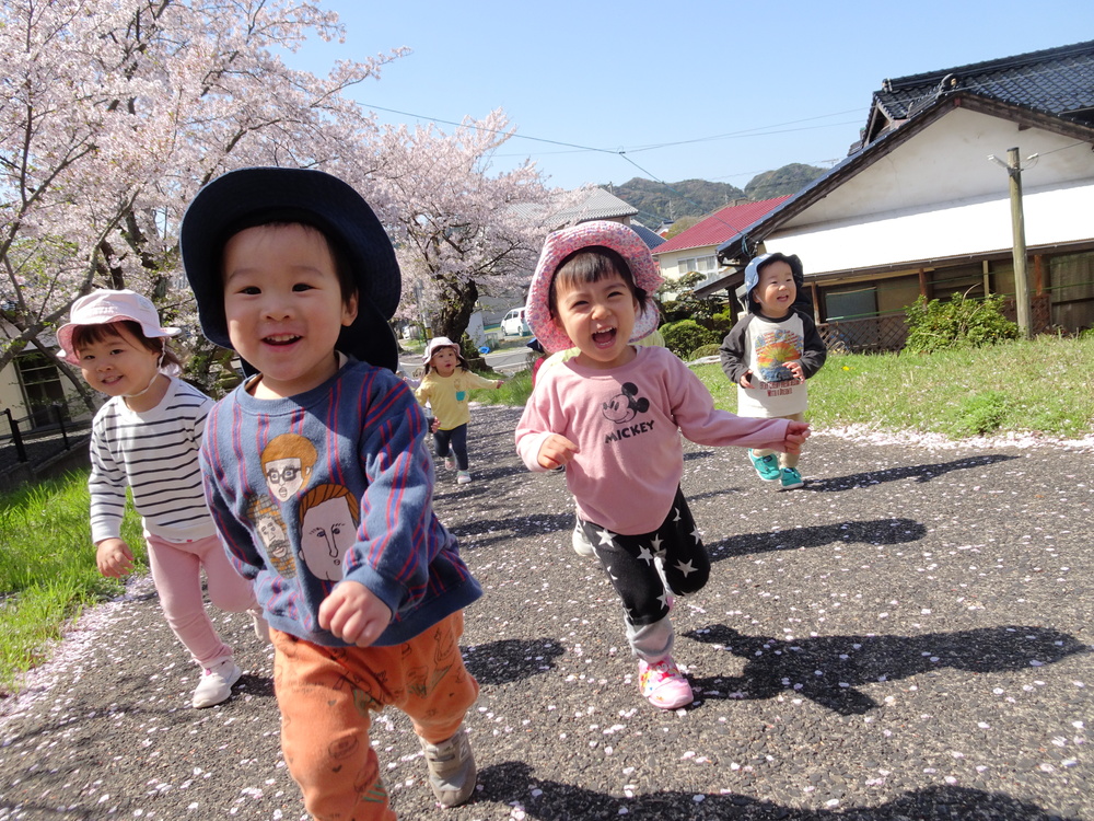 喜多の宮で遊ぶ子ども (2)