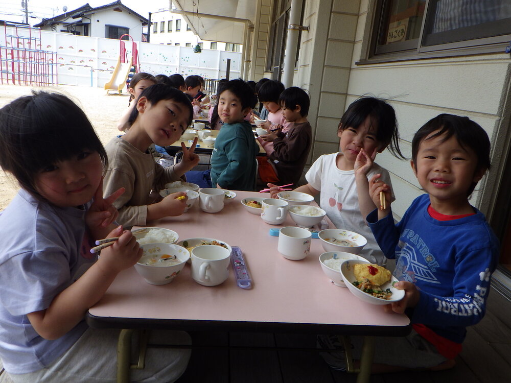 テラスで給食を食べている