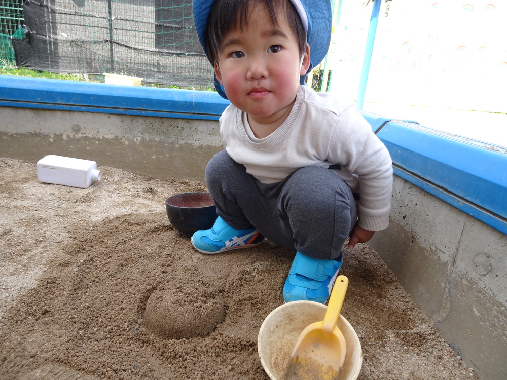 園庭で遊ぶ子ども (1)