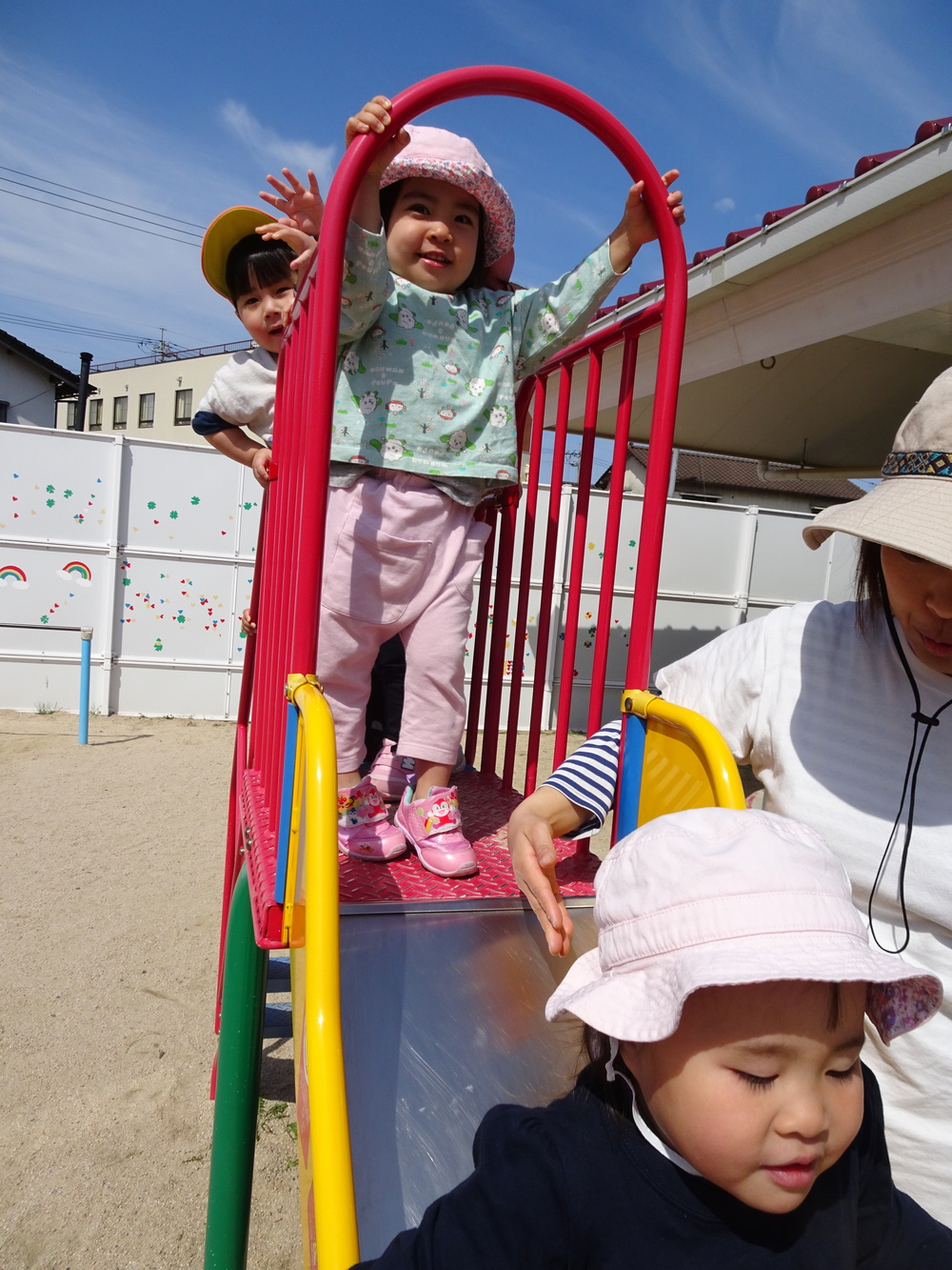 園庭で遊ぶ子ども (2)