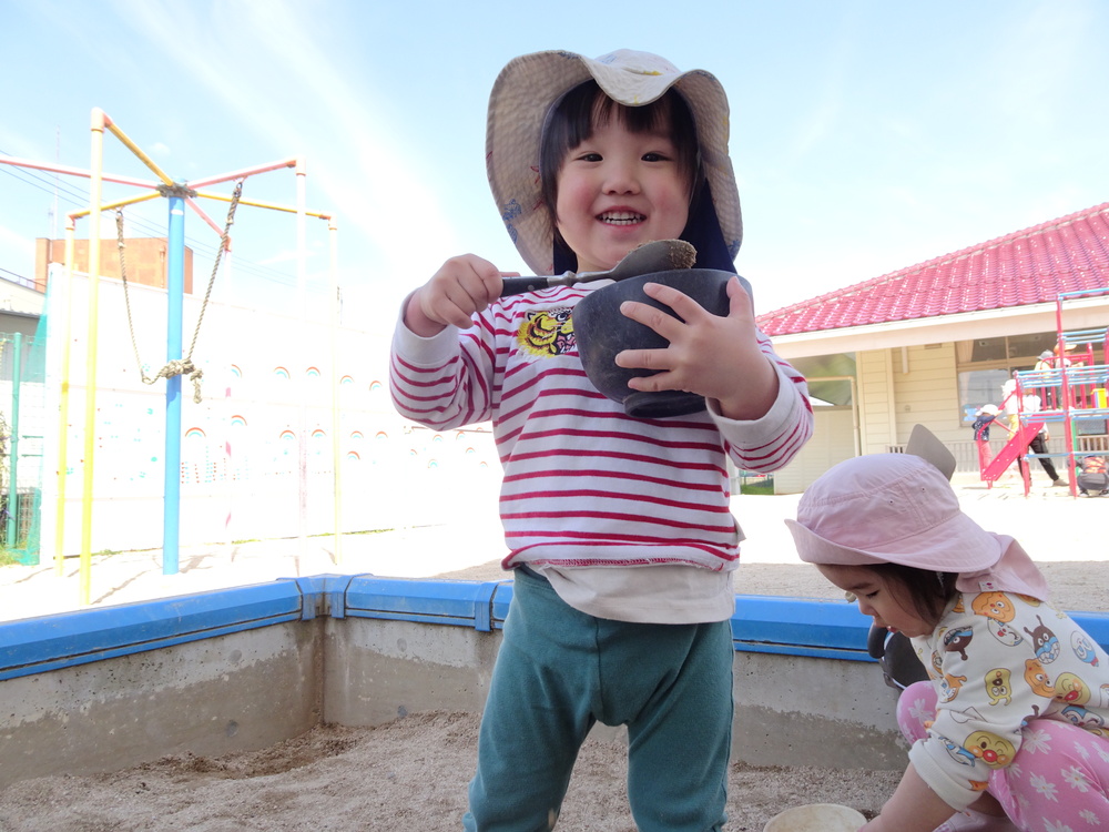 園庭で遊ぶ子ども (3)