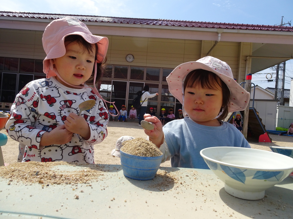 園庭で遊ぶ子ども (5)