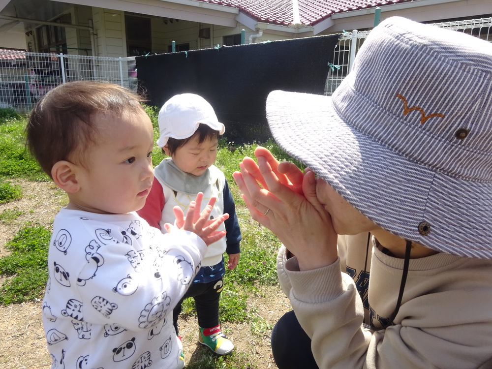 新園庭で遊ぶ子ども (3)