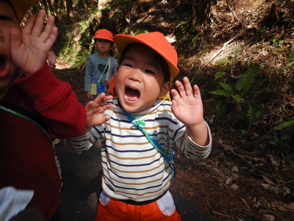 トトロの森を散策する子ども (1)