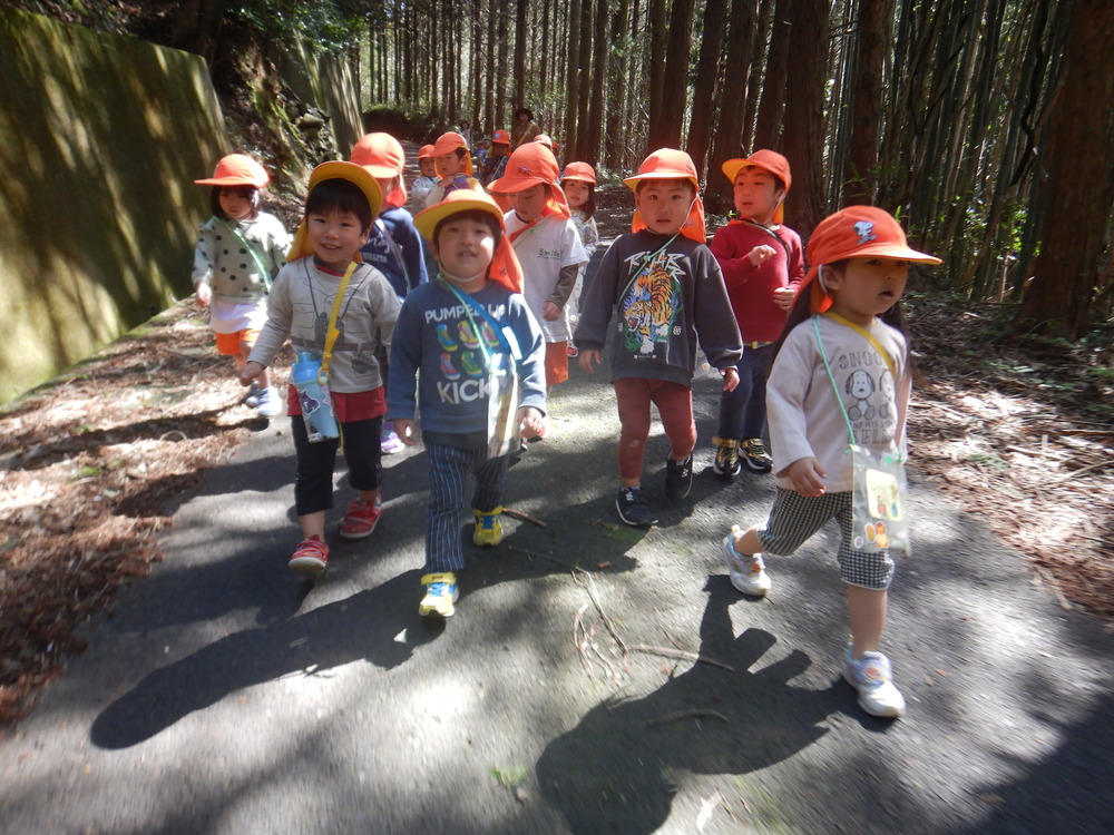 トトロの森を散策する子ども (4)