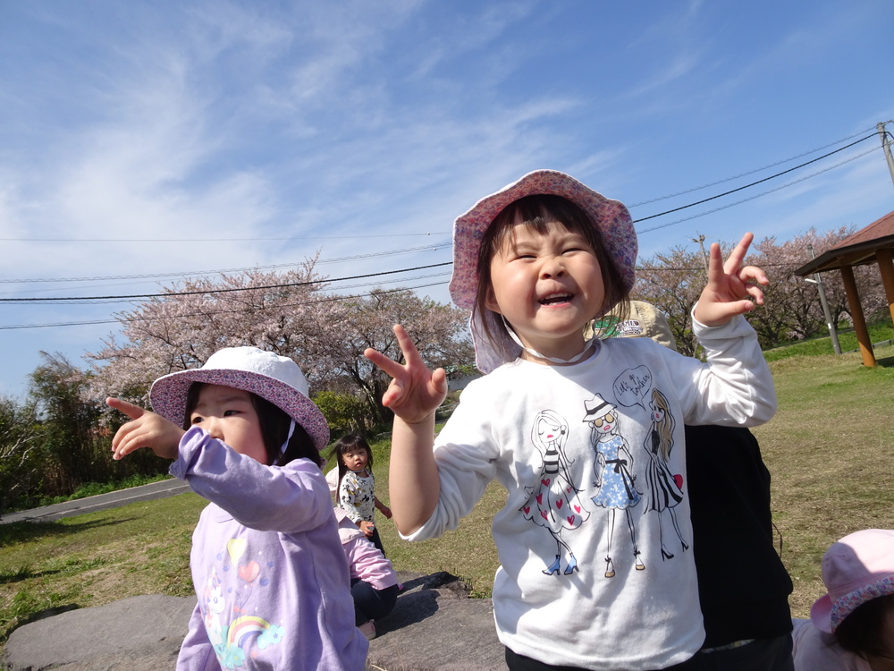 広場で遊ぶ子ども (2)