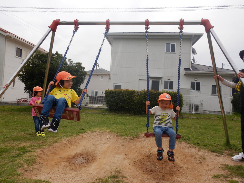 公園で遊んでいる様子 (1)