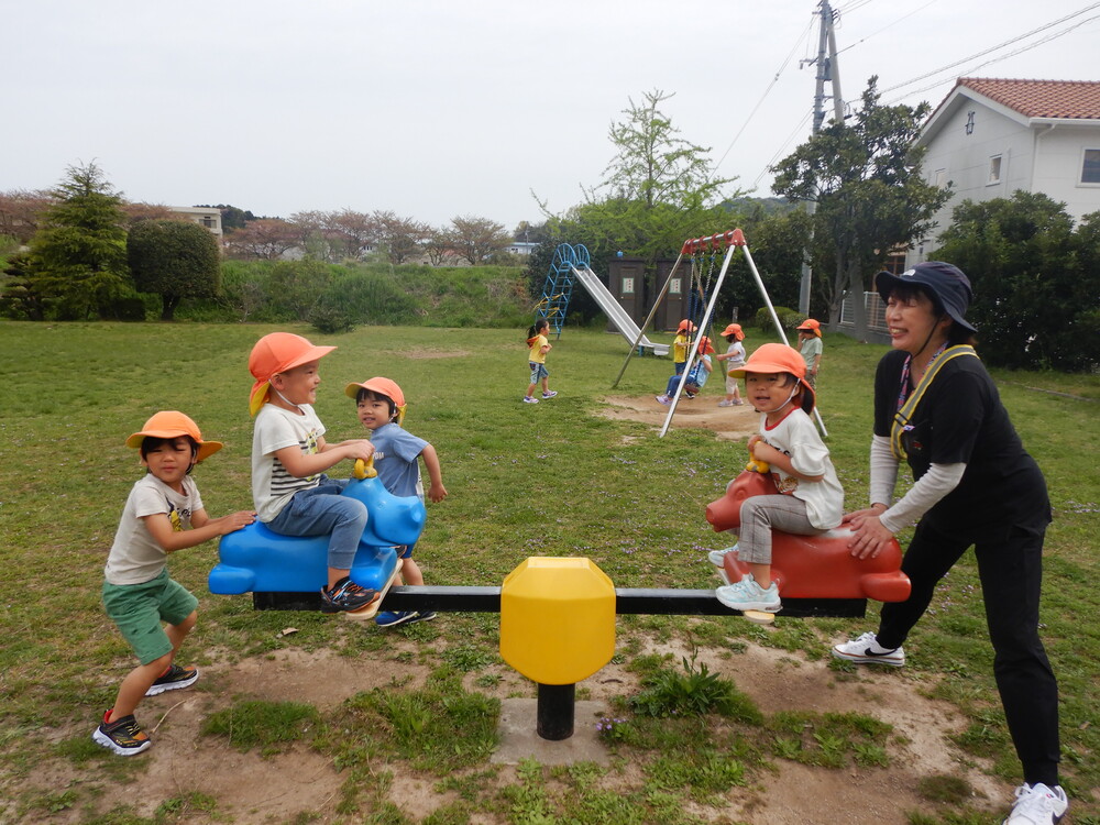 公園で遊んでいる様子 (2)