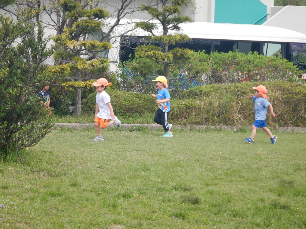 公園で遊んでいる様子 (4)