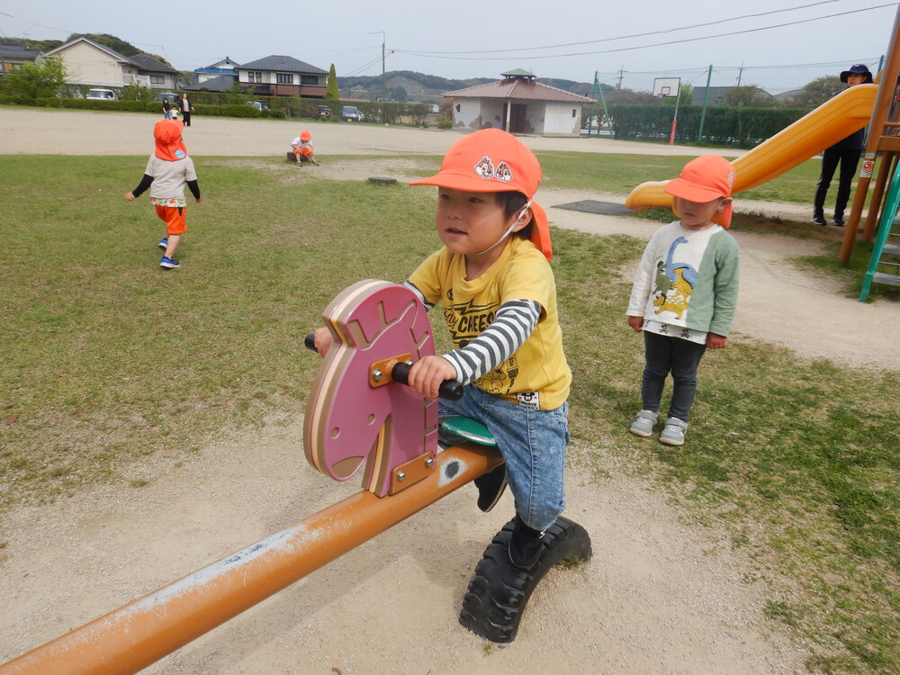 シーソーで遊ぶ男の子