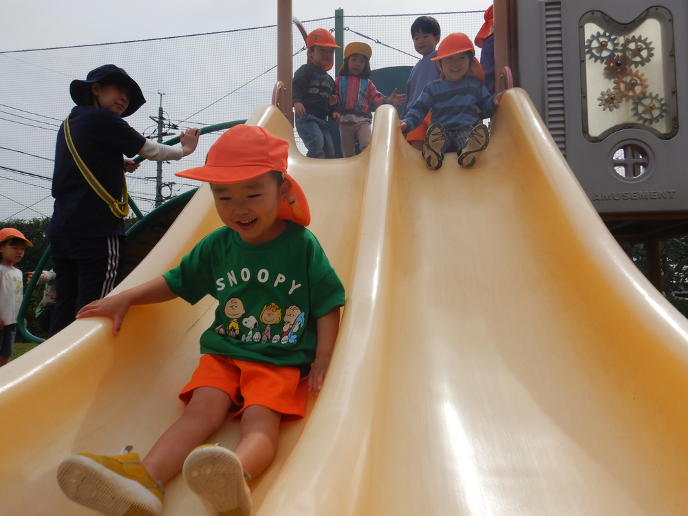 滑り台を滑る男の子