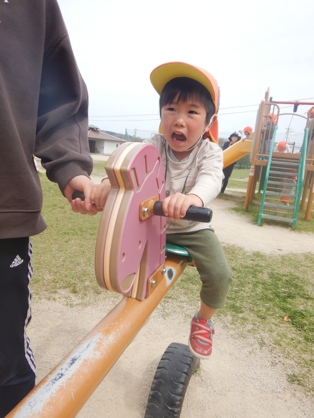 シーソーで遊ぶ男の子