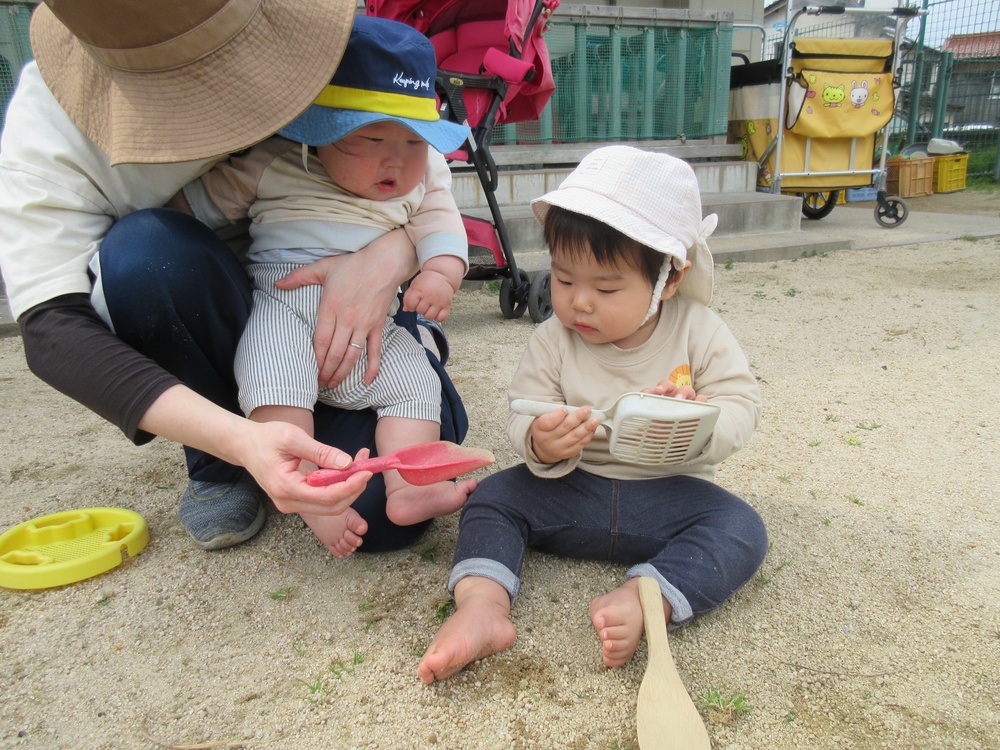 園庭で遊んでいる様子